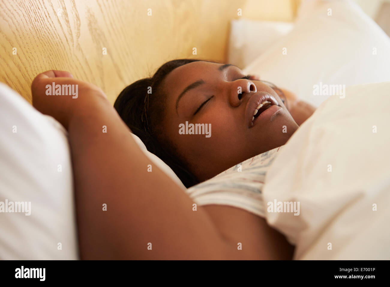 L'excès de femme endormie au lit le ronflement Banque D'Images