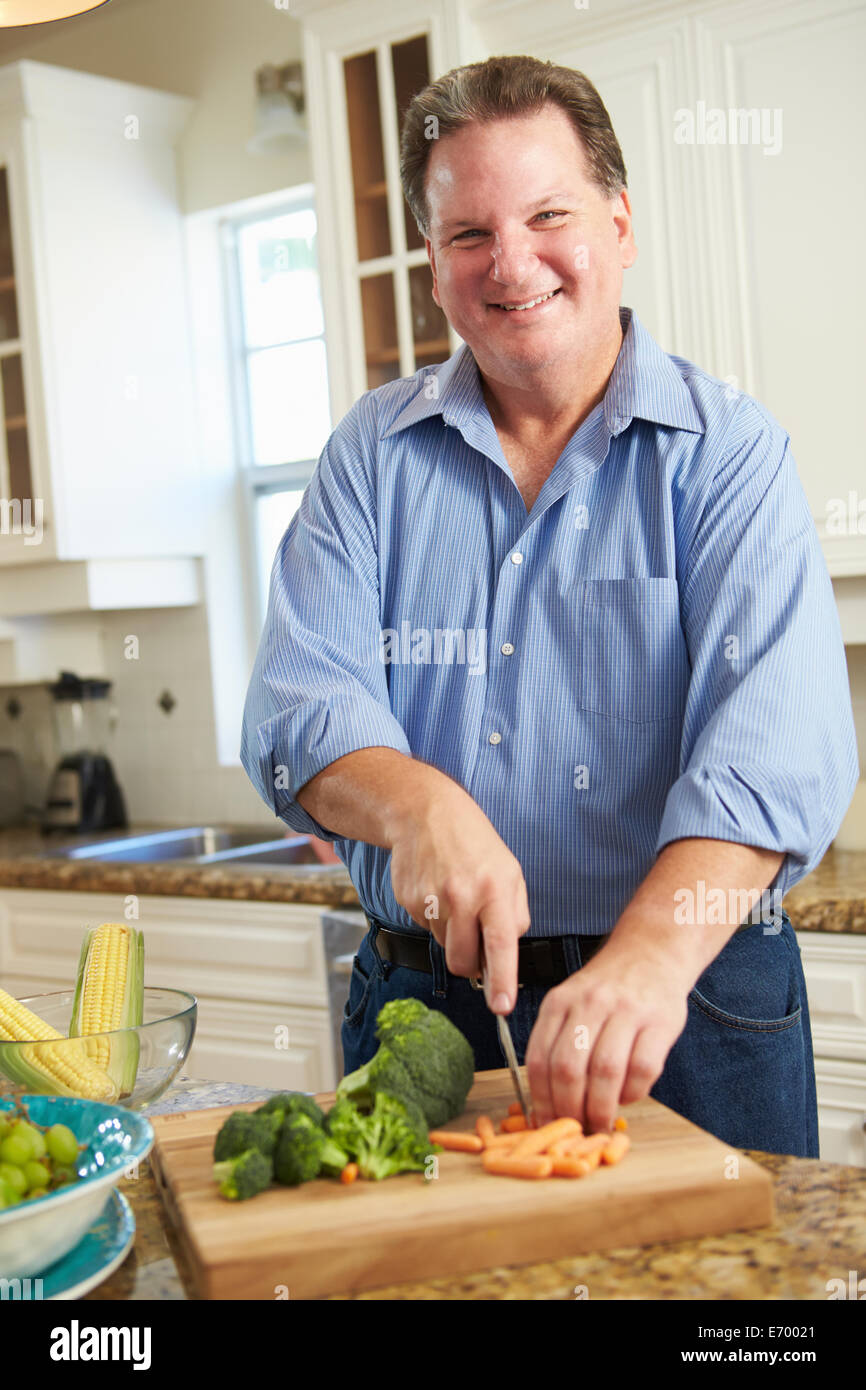 L'excès de l'Homme Comment préparer les légumes dans la cuisine Banque D'Images