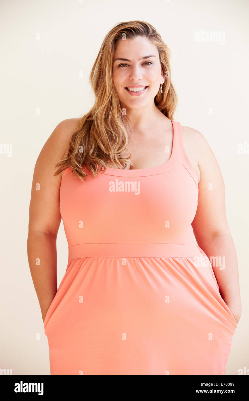 Studio Portrait Of Smiling Woman surpoids Banque D'Images