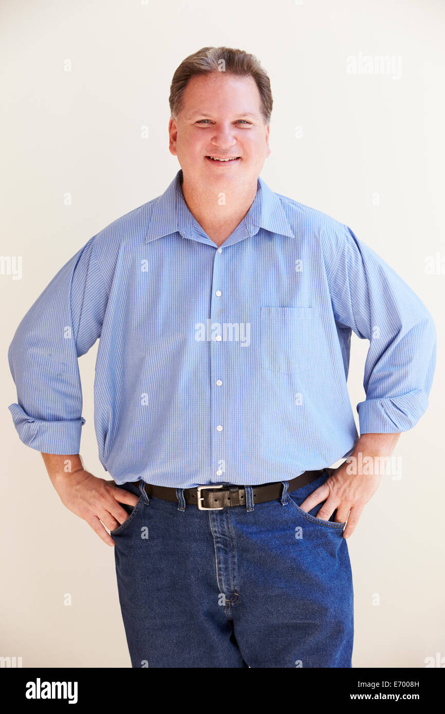 Studio Portrait Of Smiling Man surpoids Banque D'Images