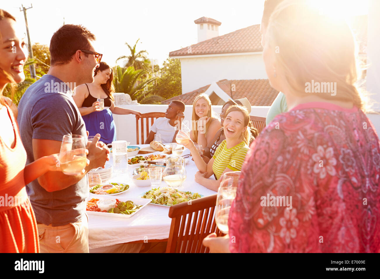 Groupe de jeunes bénéficiant de repas d'été en plein air Banque D'Images