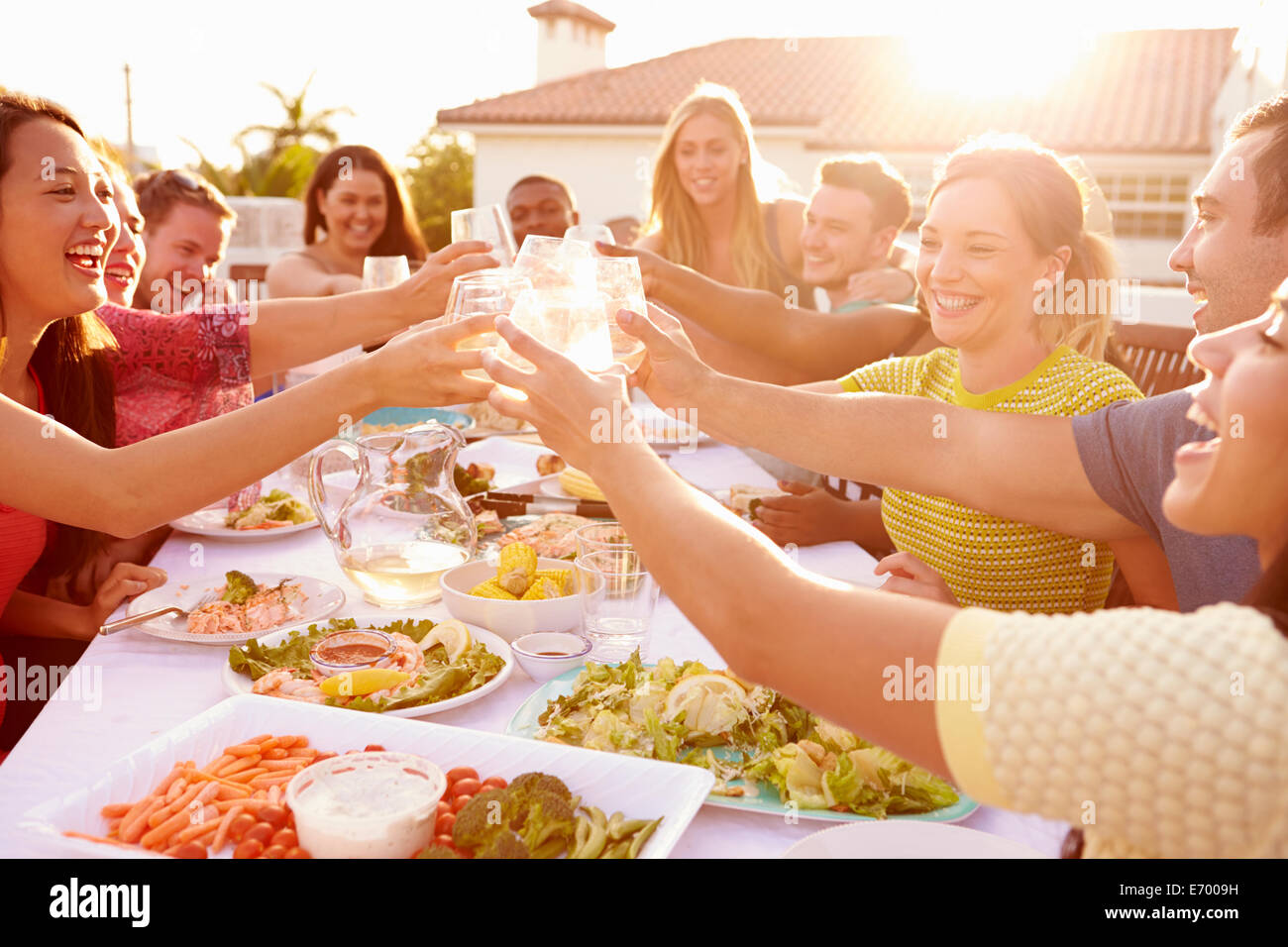 Groupe de jeunes bénéficiant de repas d'été en plein air Banque D'Images