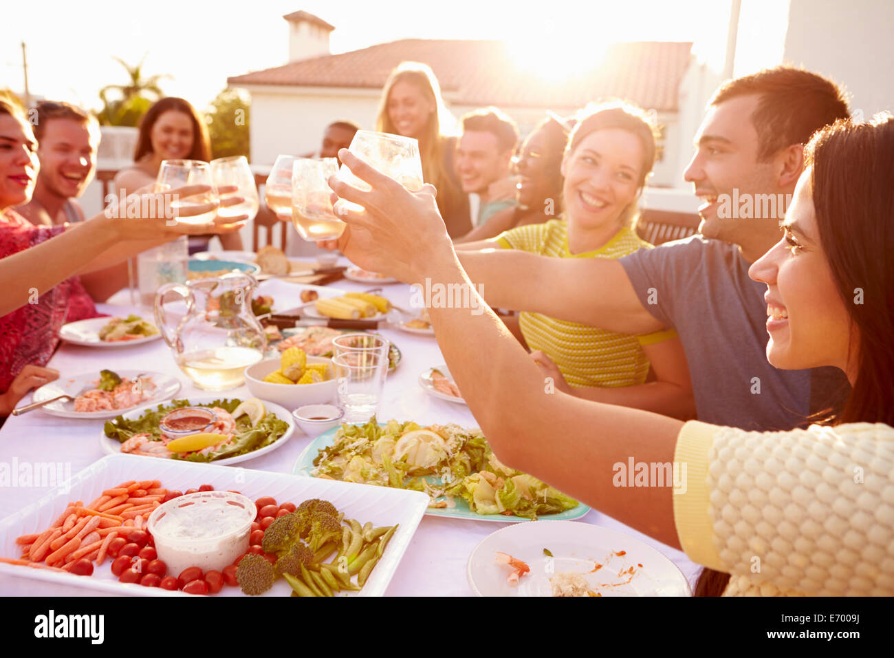 Groupe de jeunes bénéficiant de repas d'été en plein air Banque D'Images