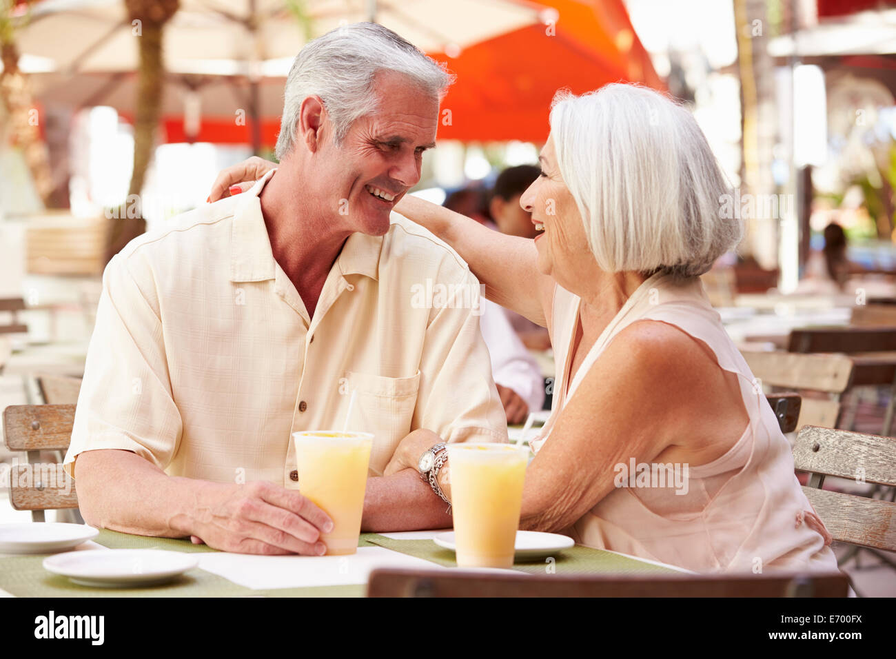 Senior Couple Enjoying verre au café en plein air Banque D'Images