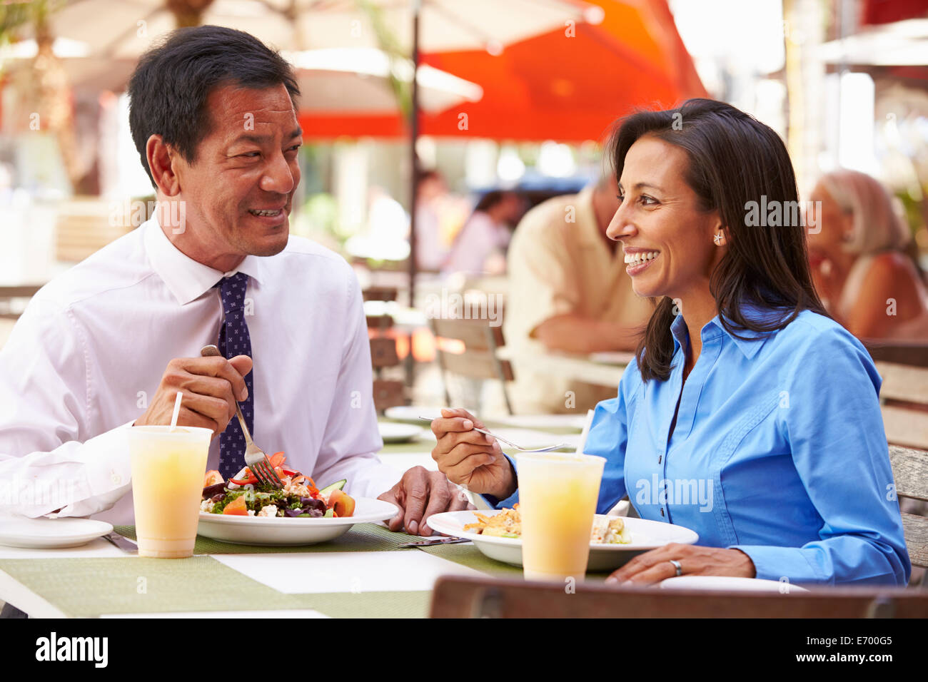 Deux Children in Outdoor Restaurant Banque D'Images