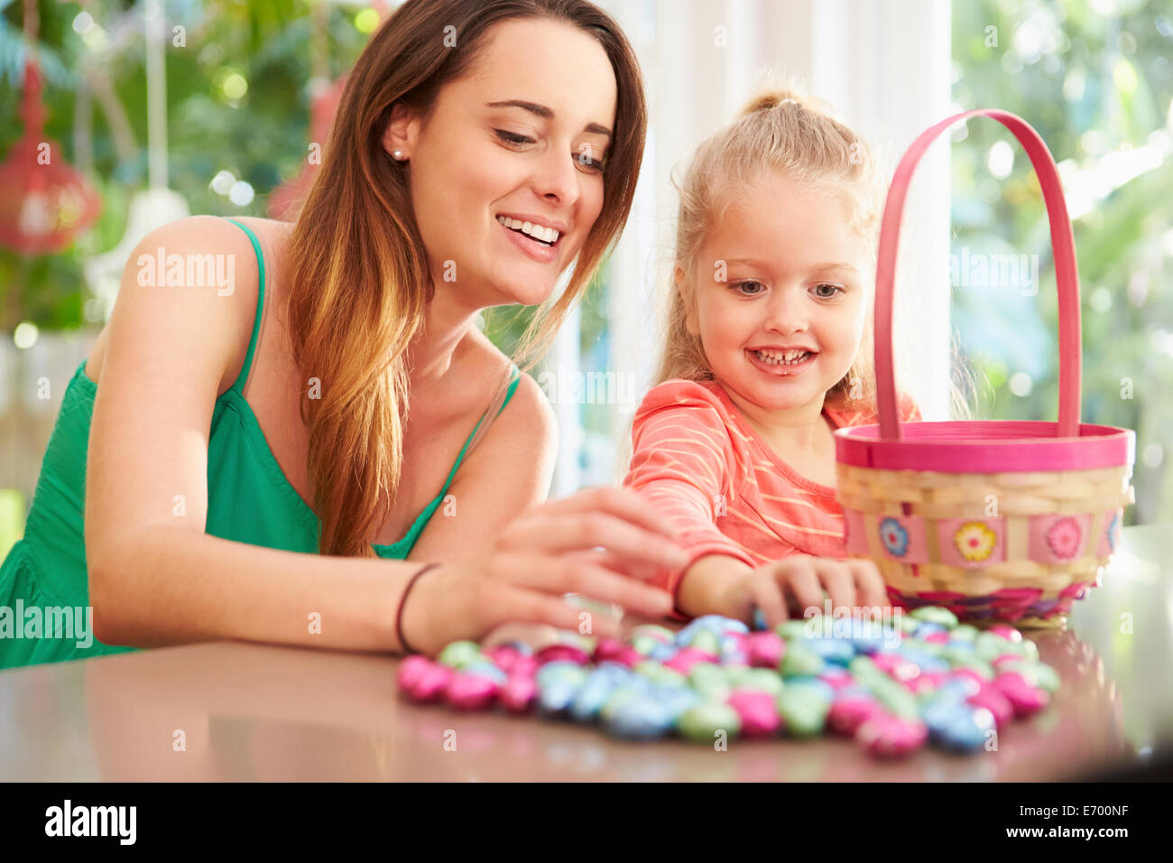 Mère et fille avec panier et oeufs de Pâques au chocolat Banque D'Images