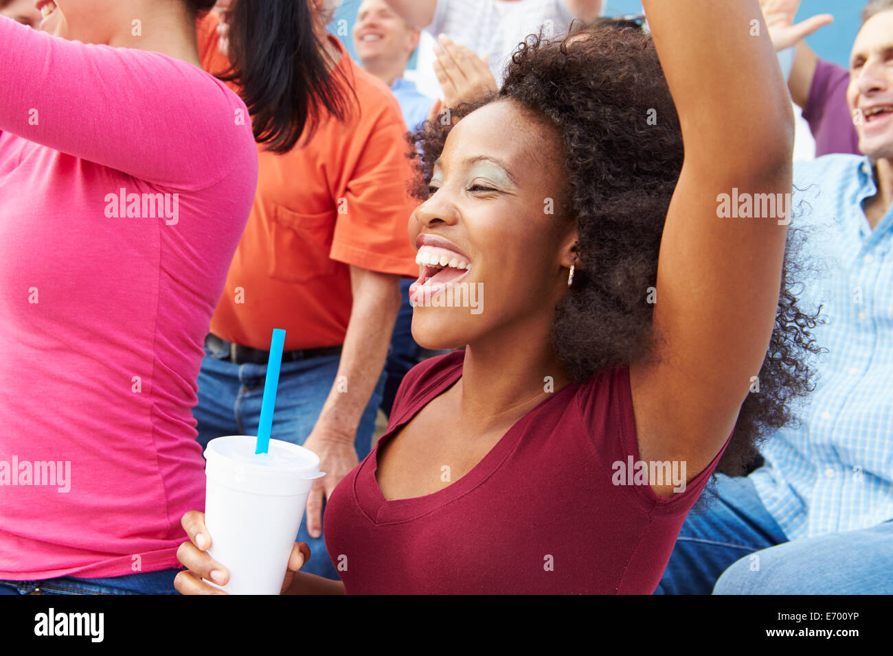 Femme dans une foule fête événement sportif à Banque D'Images
