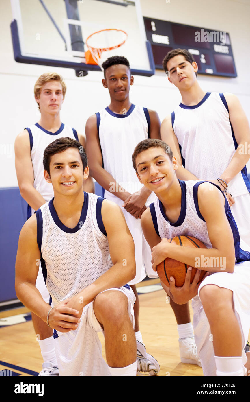 Les membres de l'équipe de basket-ball masculin High School Banque D'Images