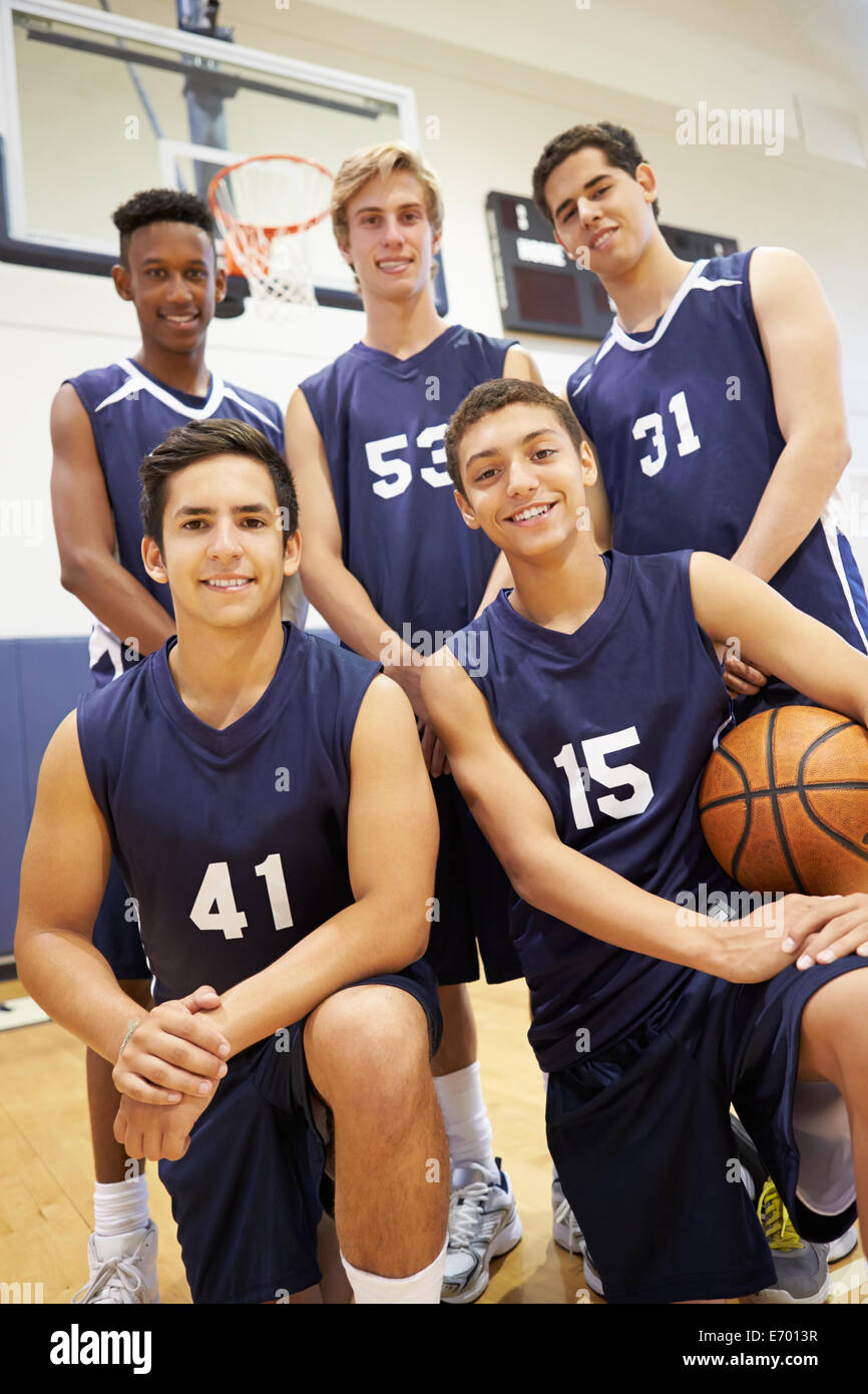 Les membres de l'équipe de basket-ball masculin High School Banque D'Images