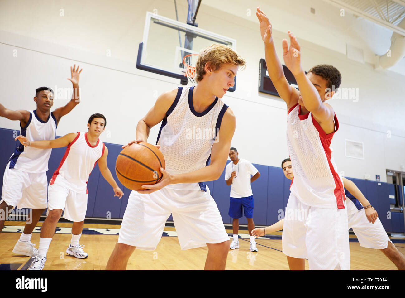 L'équipe de basket-ball de lycée pour les garçons, joue une partie de Banque D'Images