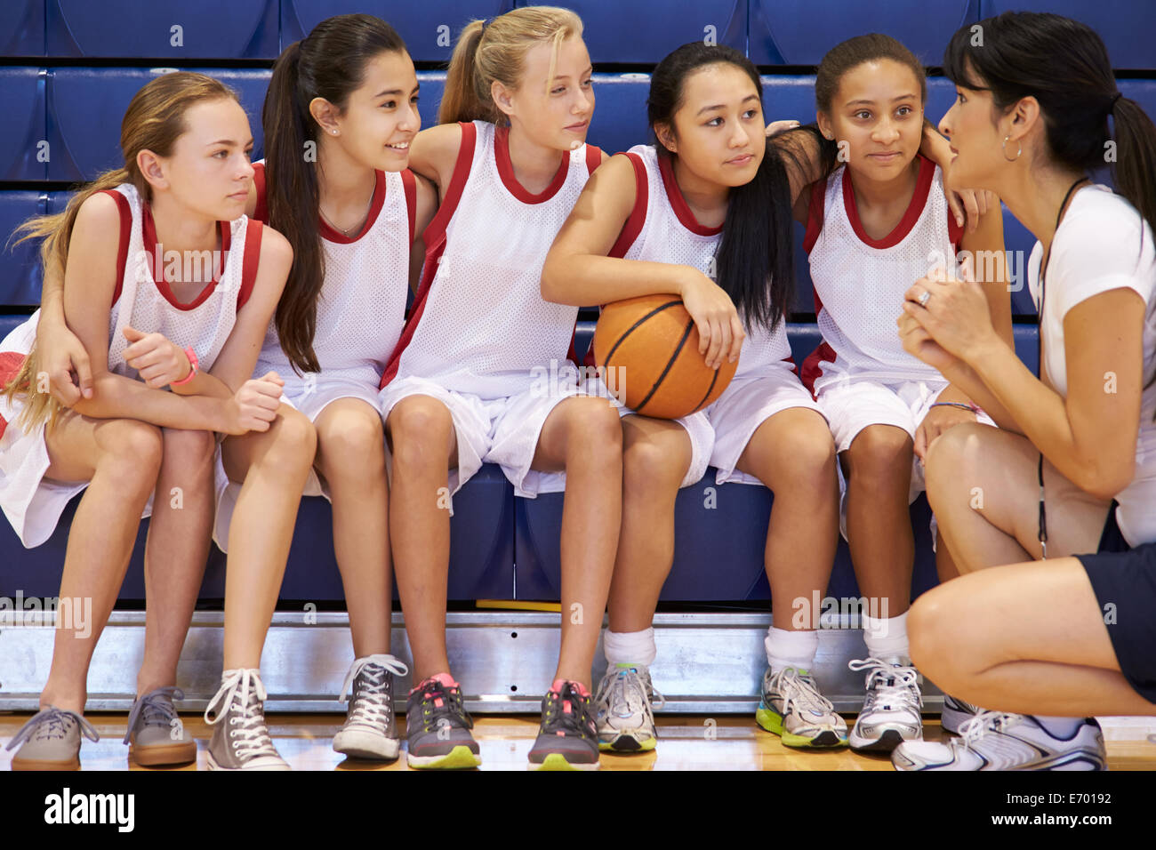 Entraîneur de l'équipe de basket-ball féminin High School Équipe Talk donne  Photo Stock - Alamy