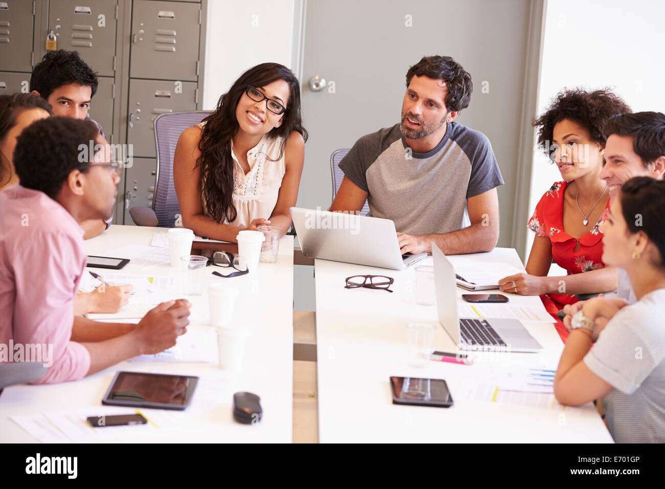 Réunion des concepteurs pour discuter de nouvelles idées Banque D'Images