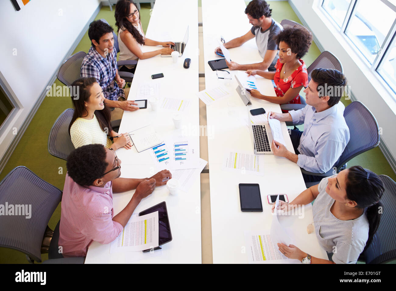 Vue aérienne de Designers Réunion pour discuter de nouvelles idées Banque D'Images Vue aérienne de Designers Réunion pour discuter de nouvelles idées Banque D'Images