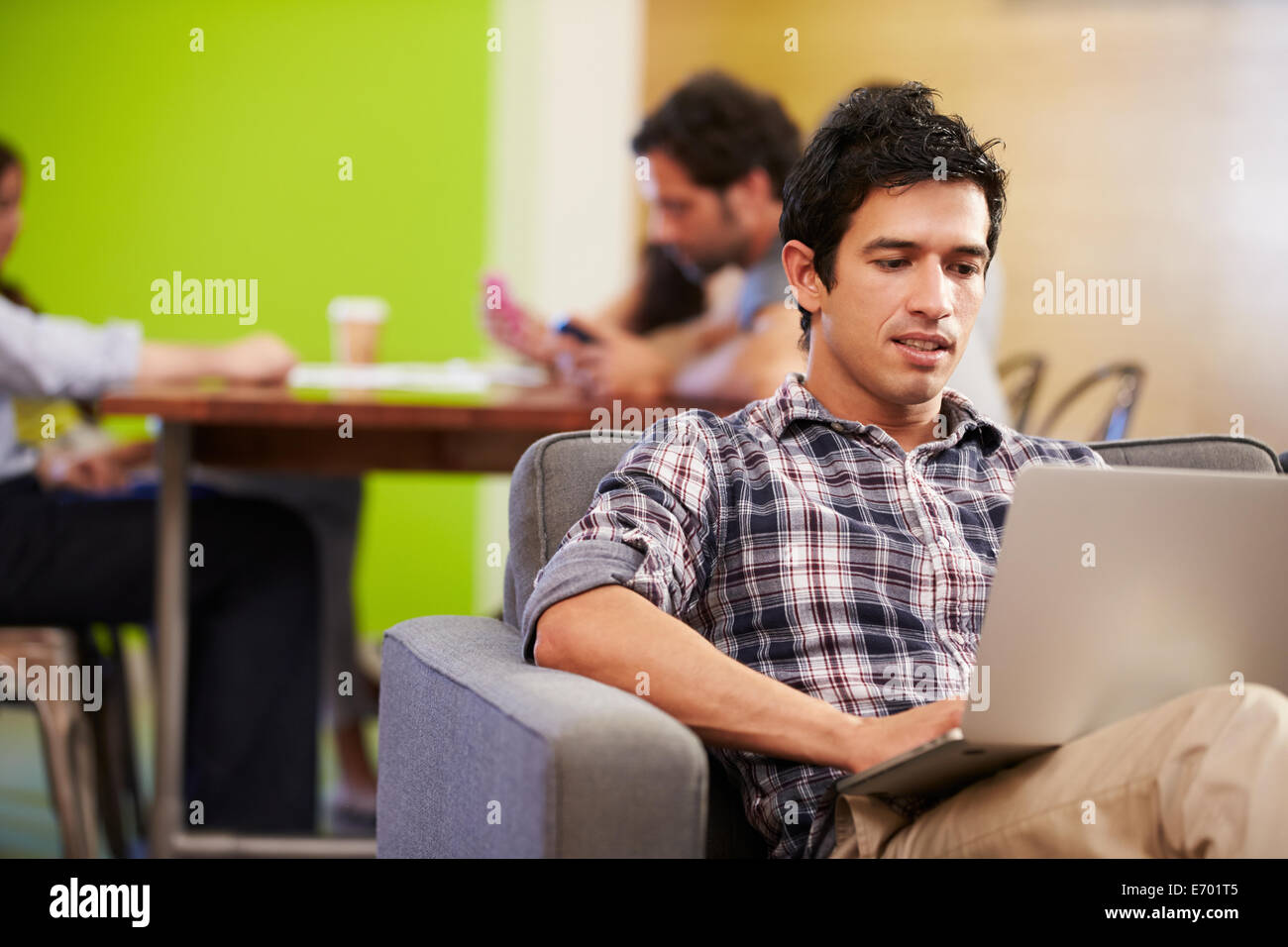 L'homme de prendre une pause de travail Design Studio Banque D'Images