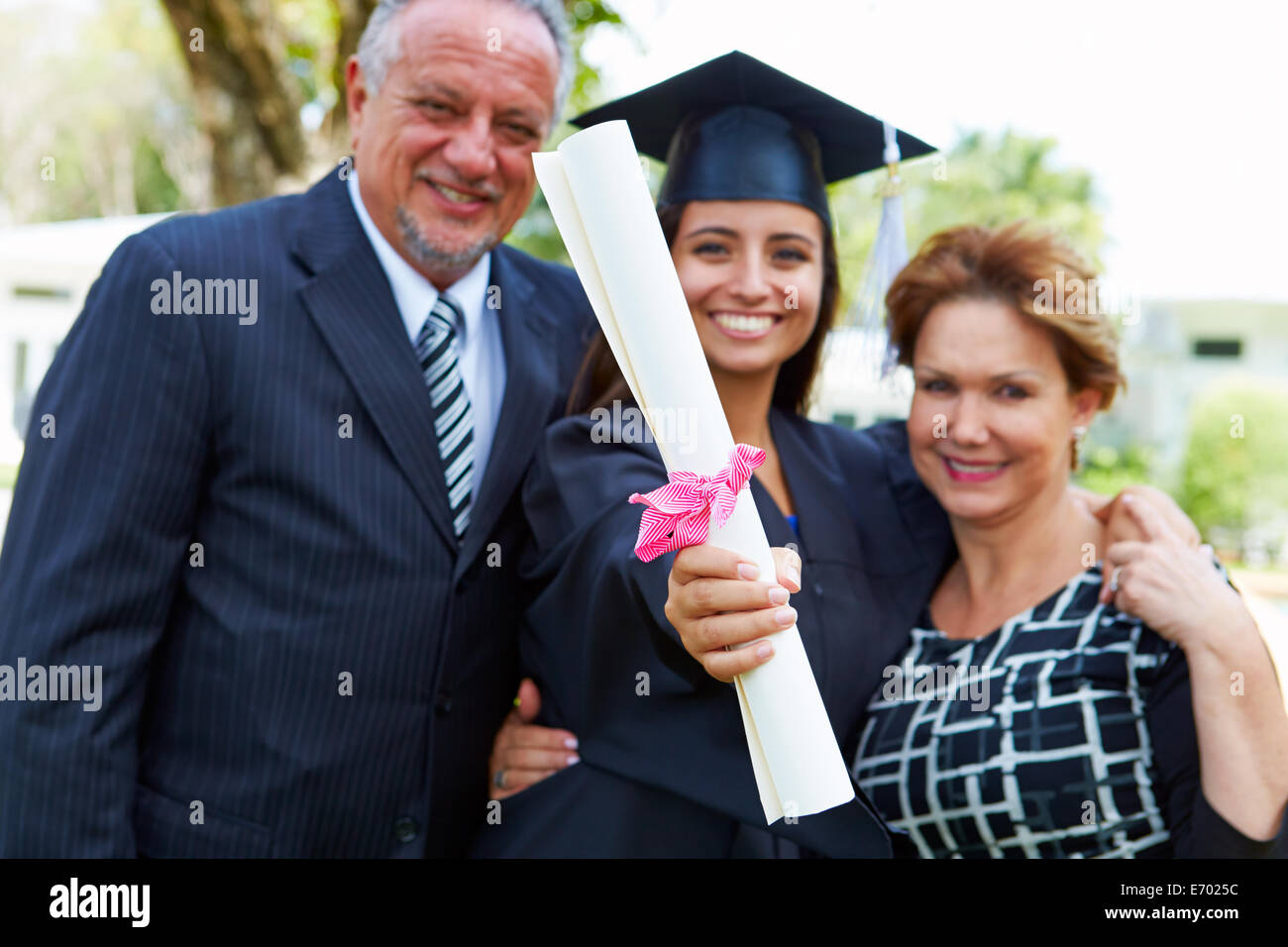 Les étudiants Hispaniques et les parents de célébrer l'obtention du diplôme Banque D'Images