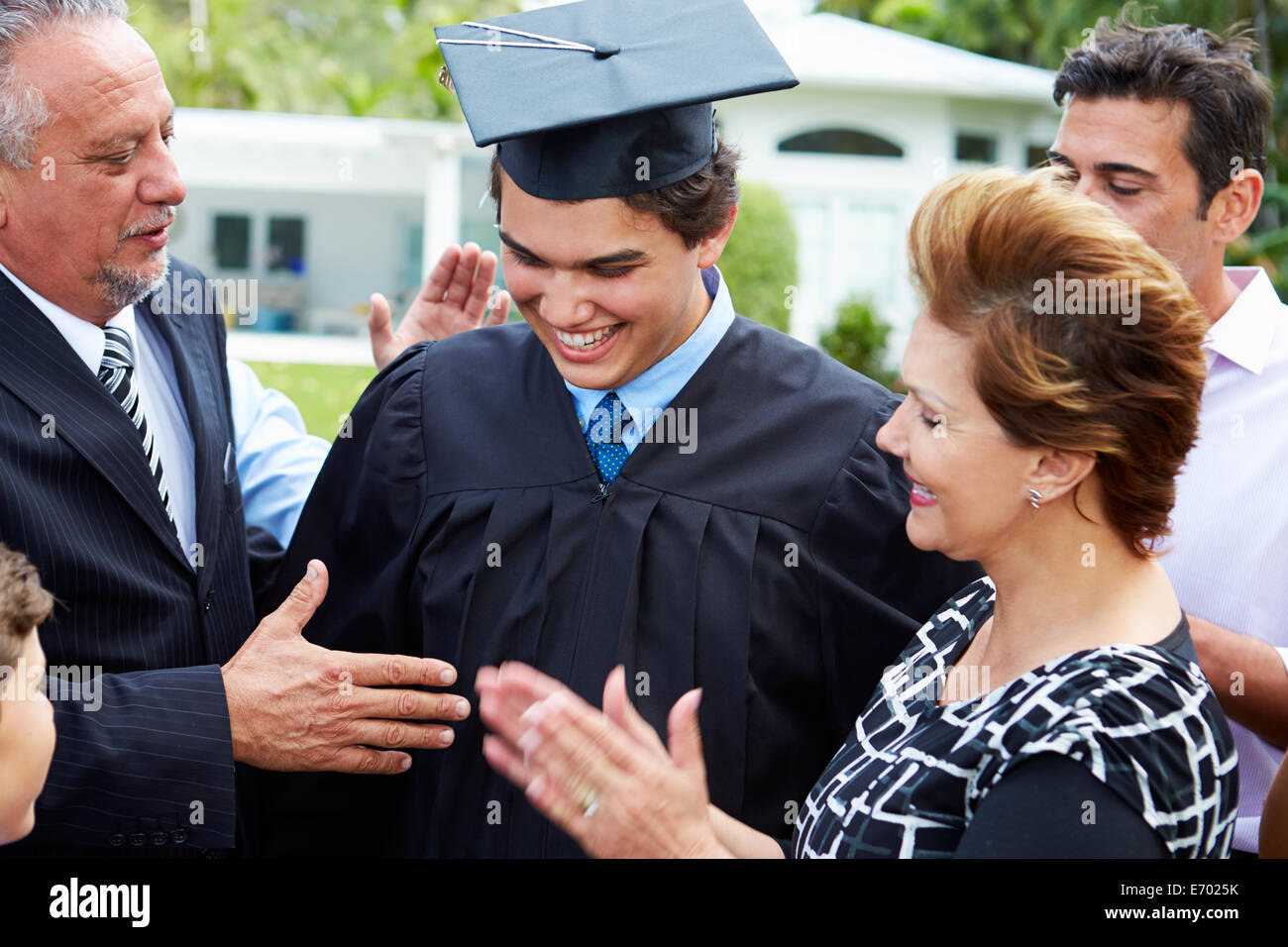 L'élève et de la famille hispanique célébrant l'obtention du diplôme Banque D'Images