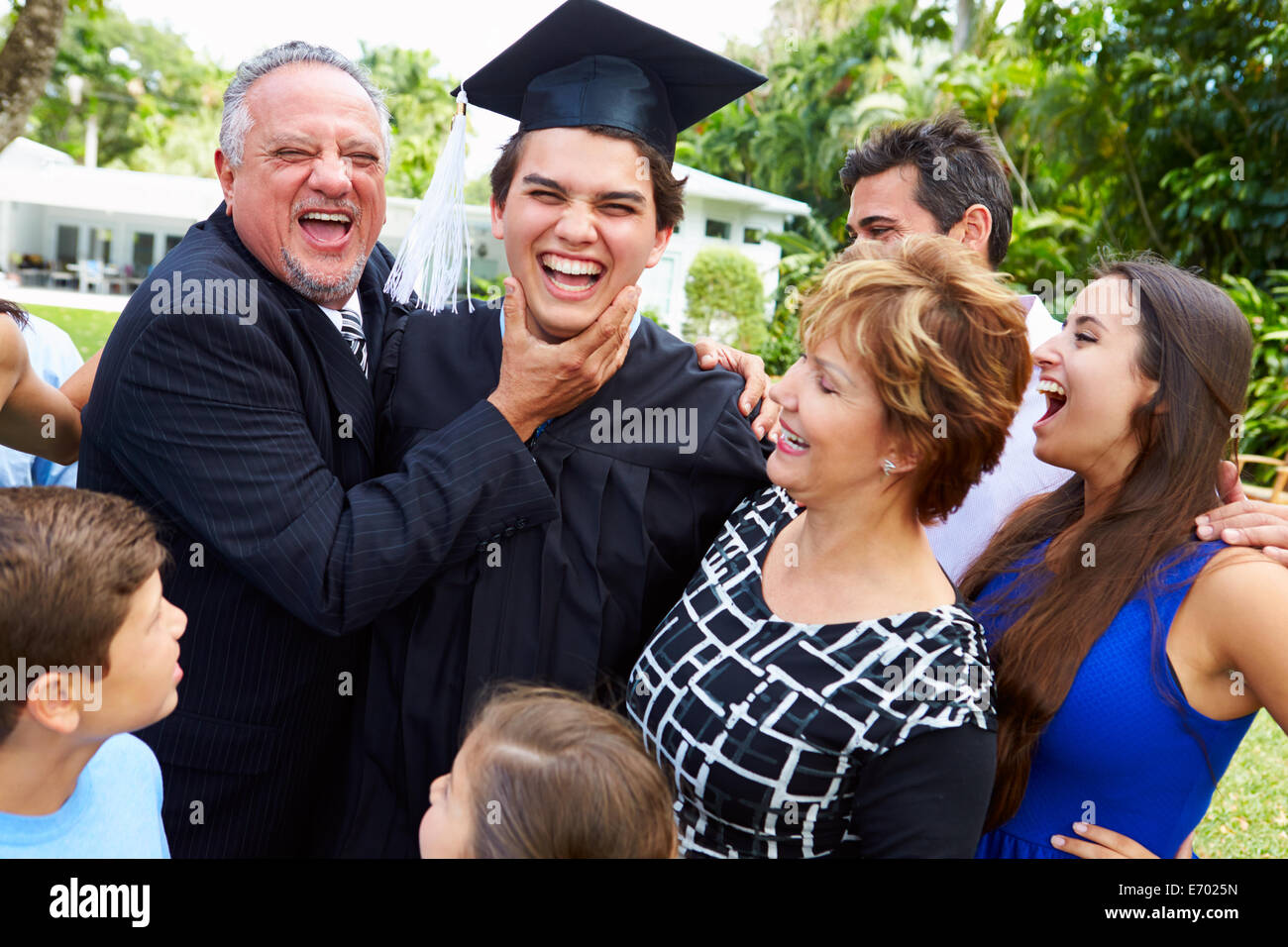 L'élève et de la famille hispanique célébrant l'obtention du diplôme Banque D'Images