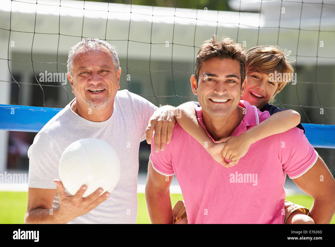 Homme Multi Generation Family Playing Volleyball dans jardin Banque D'Images