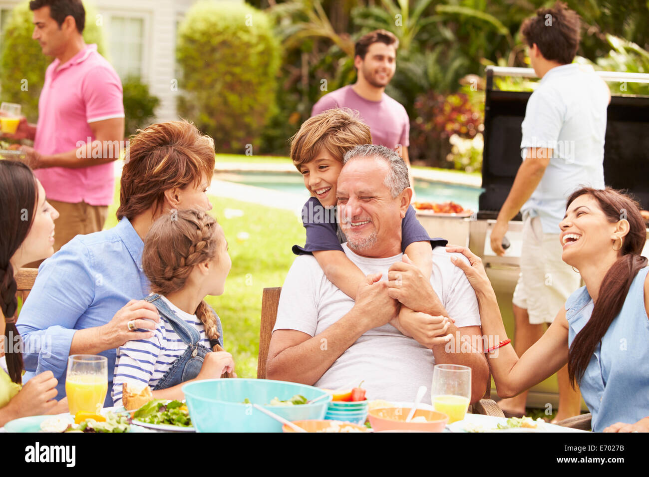 Multi Generation Family Enjoying meal in Garden Ensemble Banque D'Images