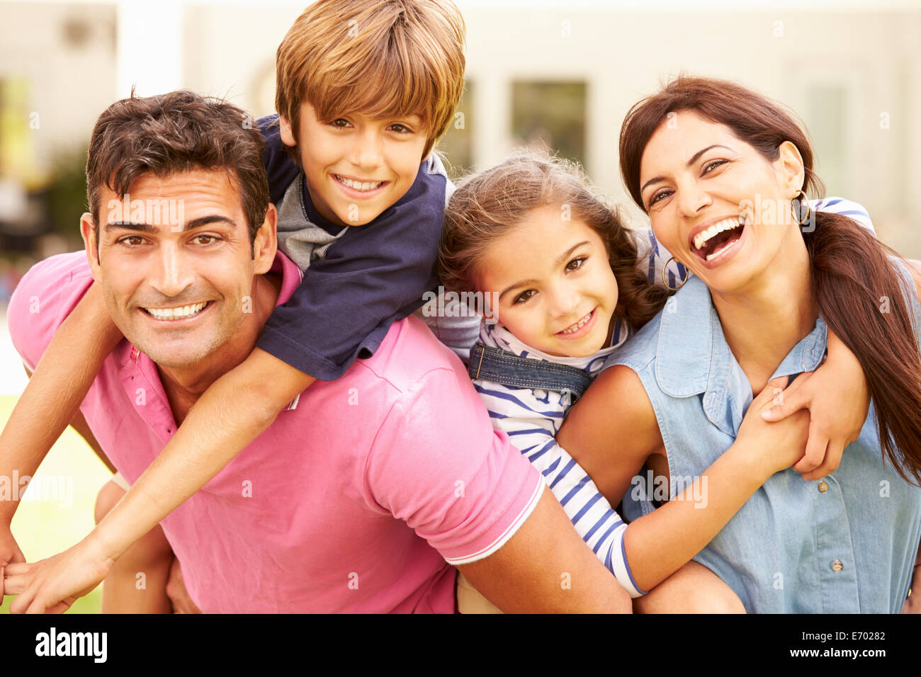 Portrait de famille heureuse dans le jardin à la maison Banque D'Images