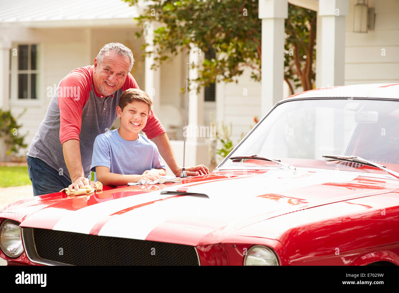 Grand-père et petit-fils restauré nettoyage voiture classique Banque D'Images