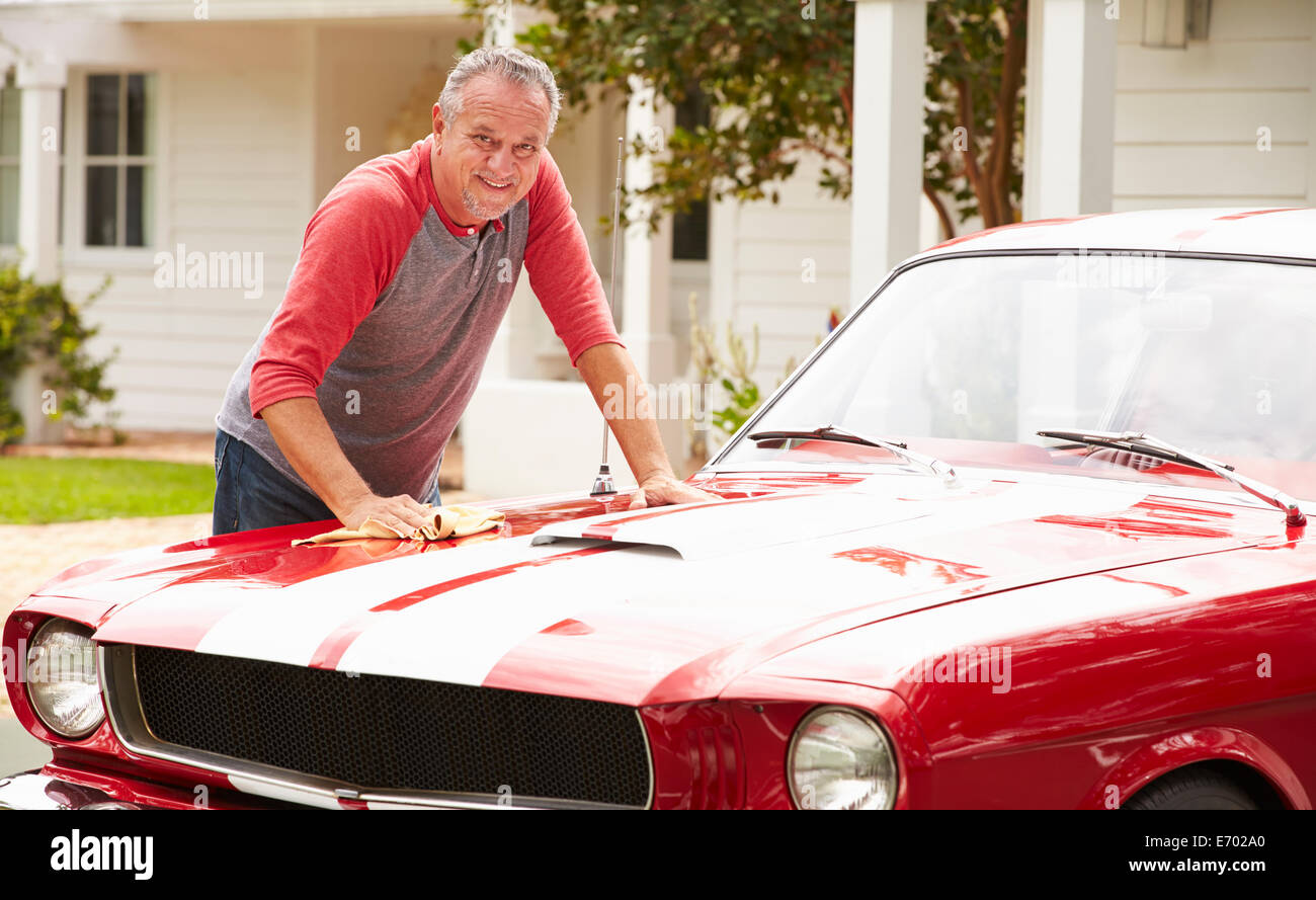 Homme supérieurs à la retraite restauré nettoyage voiture classique Banque D'Images