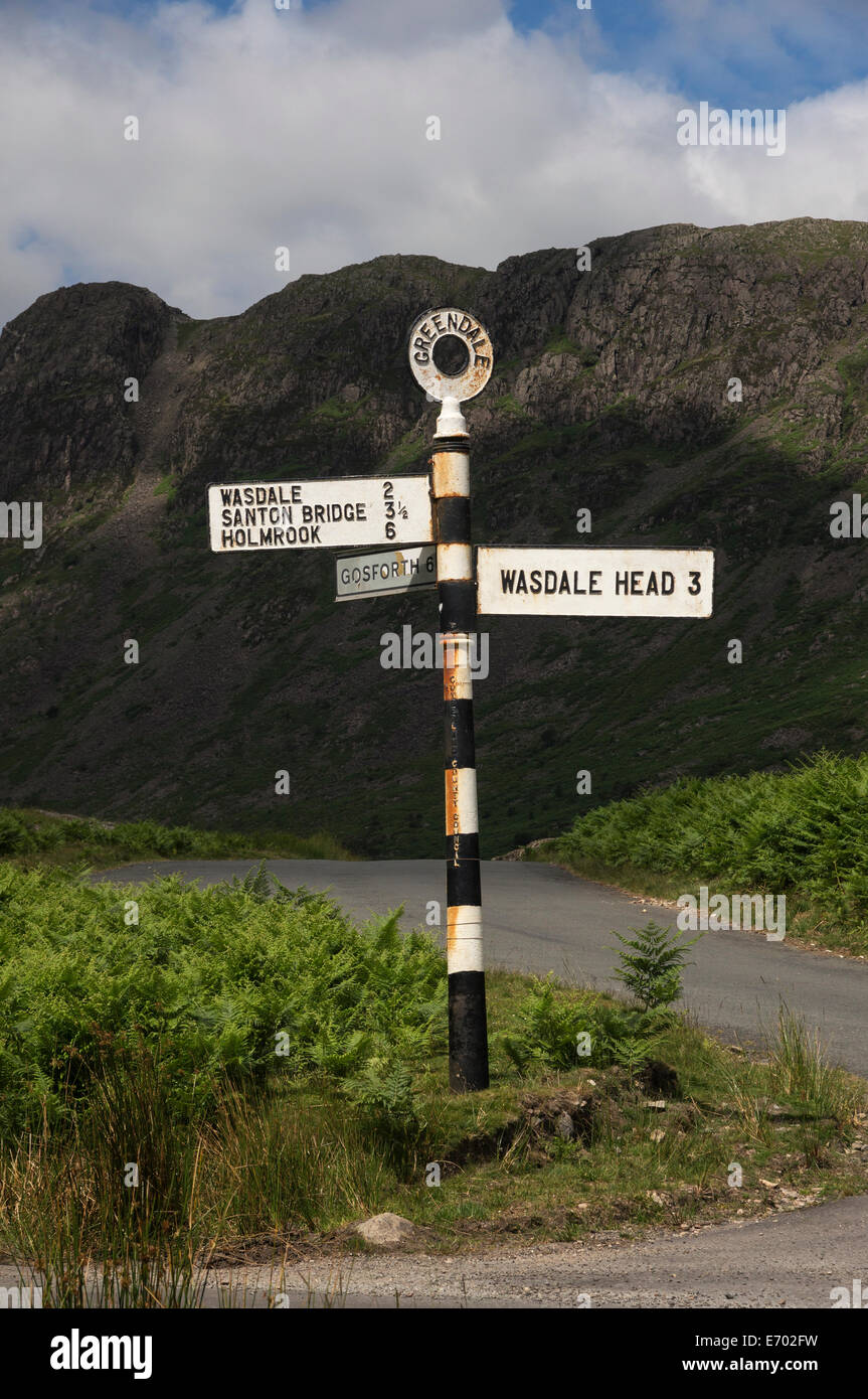 Poteau de signalisation au pont vert, Greendale, Wastwater, Lake District, Cumbria Banque D'Images