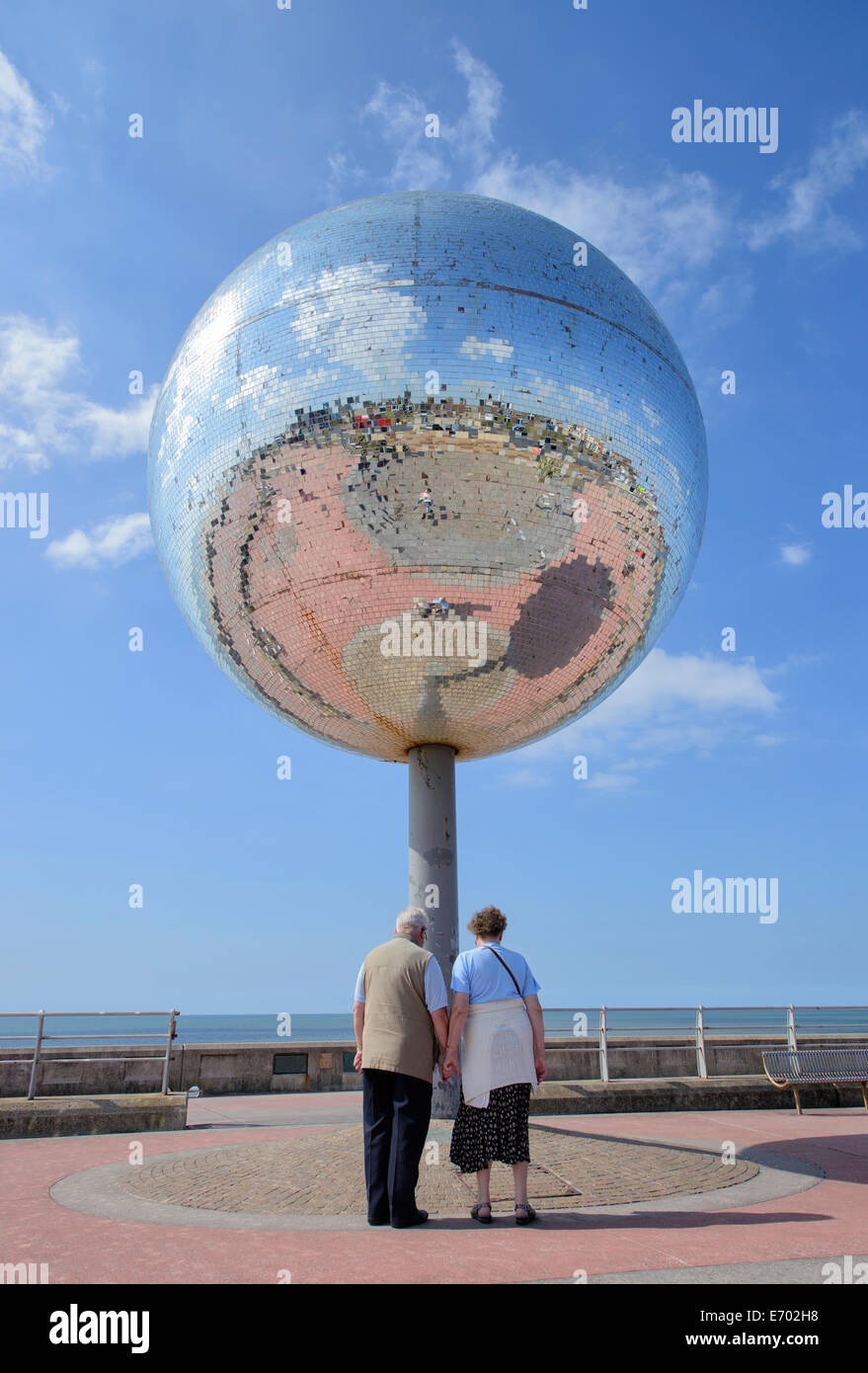 Deux personnes à la rotation de la boule géante sur la rive sud, promenade de Blackpool, lancashire, uk Banque D'Images