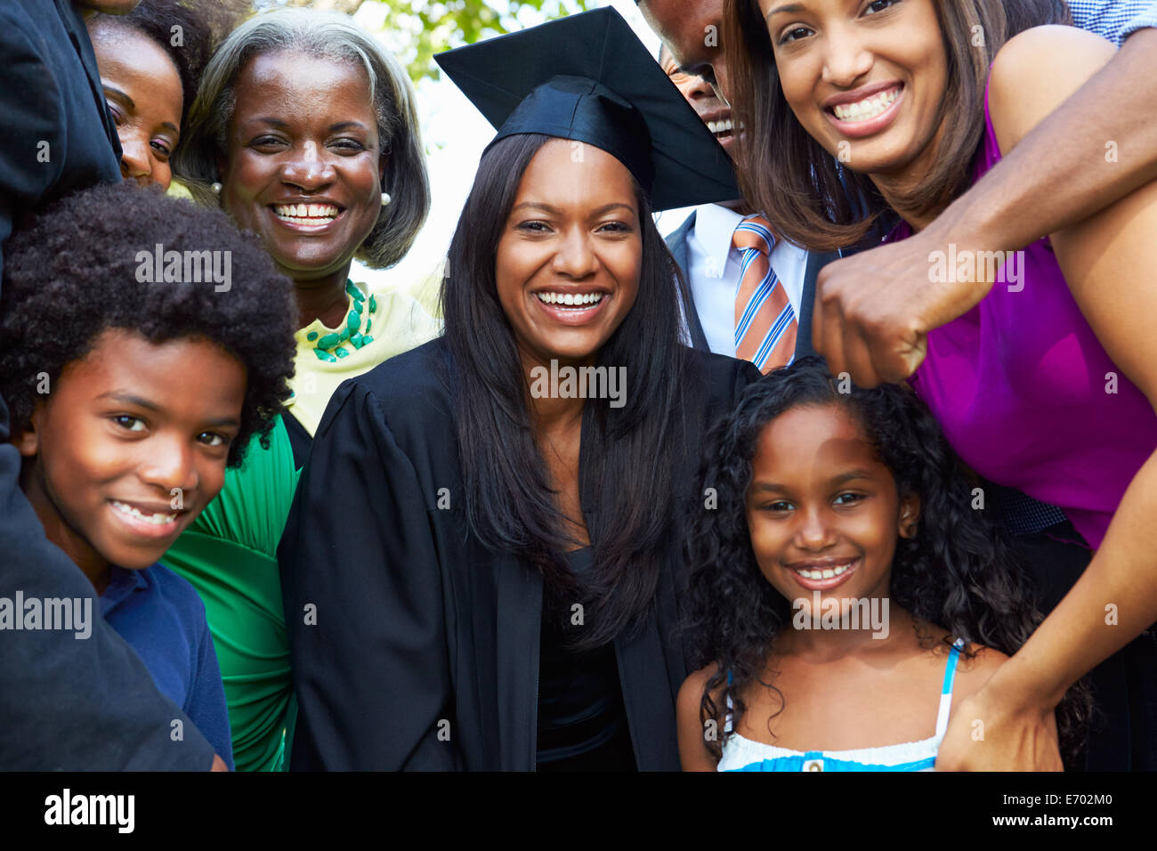 Étudiant afro-américain célèbre l'obtention du diplôme Banque D'Images