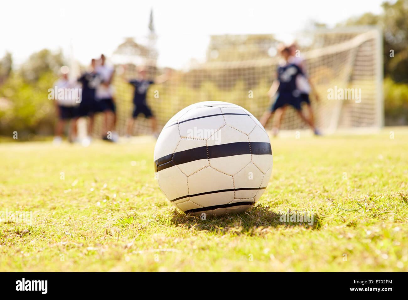 Close Up of Soccer Ball avec des joueurs en arrière-plan Banque D'Images