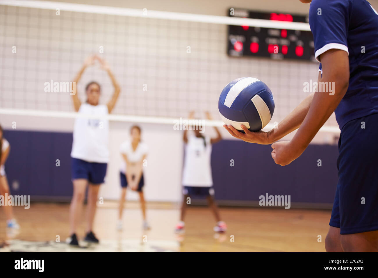 Match de volley-ball High School in Gymnasium Banque D'Images