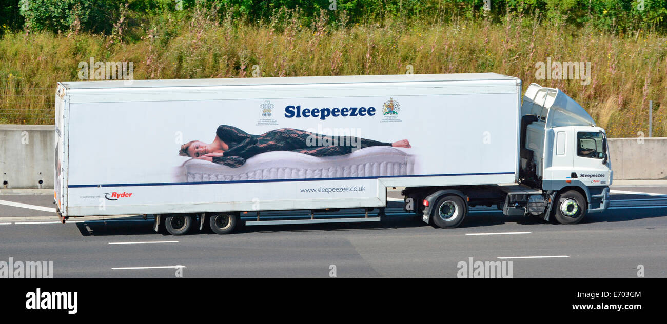 Camion articulé et remorque avec publicité graphique pour les lits Sleepeezee L'entreprise comprend l'Adjudant royal pour HRH le Prince de Galles En Angleterre au Royaume-Uni Banque D'Images