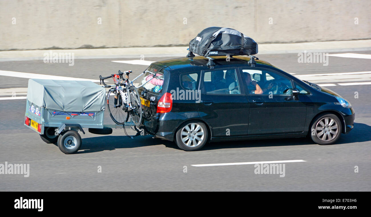 Voiture à hayon avec barre de toit et porte-vélo remorque Remorquage  (obscurci) plaque Photo Stock - Alamy