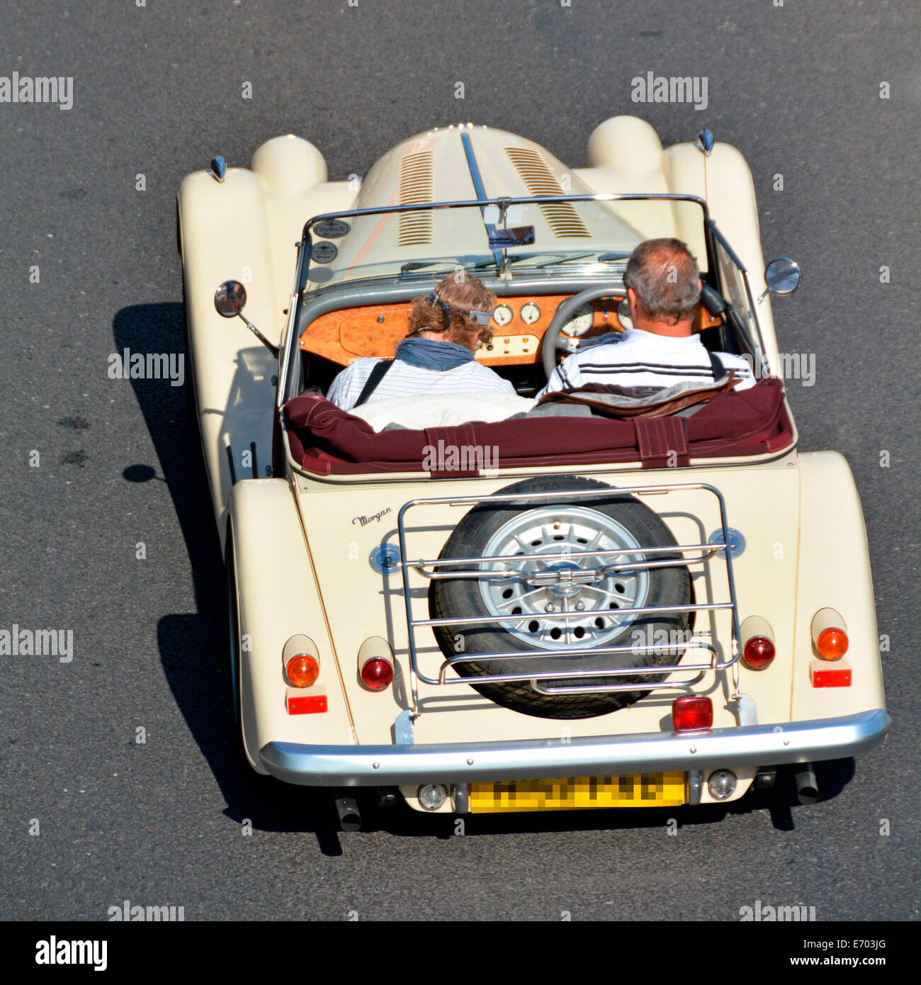 Regardant vers le bas sur un couple voyageant dans une Morgan cabriolet décapotable à toit ouvert Voiture autoroute M25 Essex England UK Banque D'Images