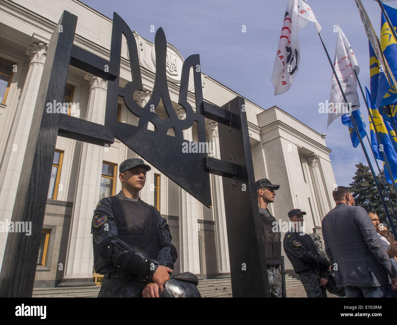 L'Ukraine. 2Nd Sep 2014. Se sont réunis les militants exigeant de prendre la deuxième lecture de la loi de ''Pouvoir purificateur'', ainsi que de modifier la loi sur les élections parlementaires et la tenue des élections parlementaires d'avoir la nouvelle loi. En tant qu'illustration de la gravité de leurs revendications protestataires présenté au Parlement guillotine couteau qui couronna des armoiries de l'Ukraine - Trident. Crédit : Igor Golovniov/ZUMA/Alamy Fil Live News Banque D'Images