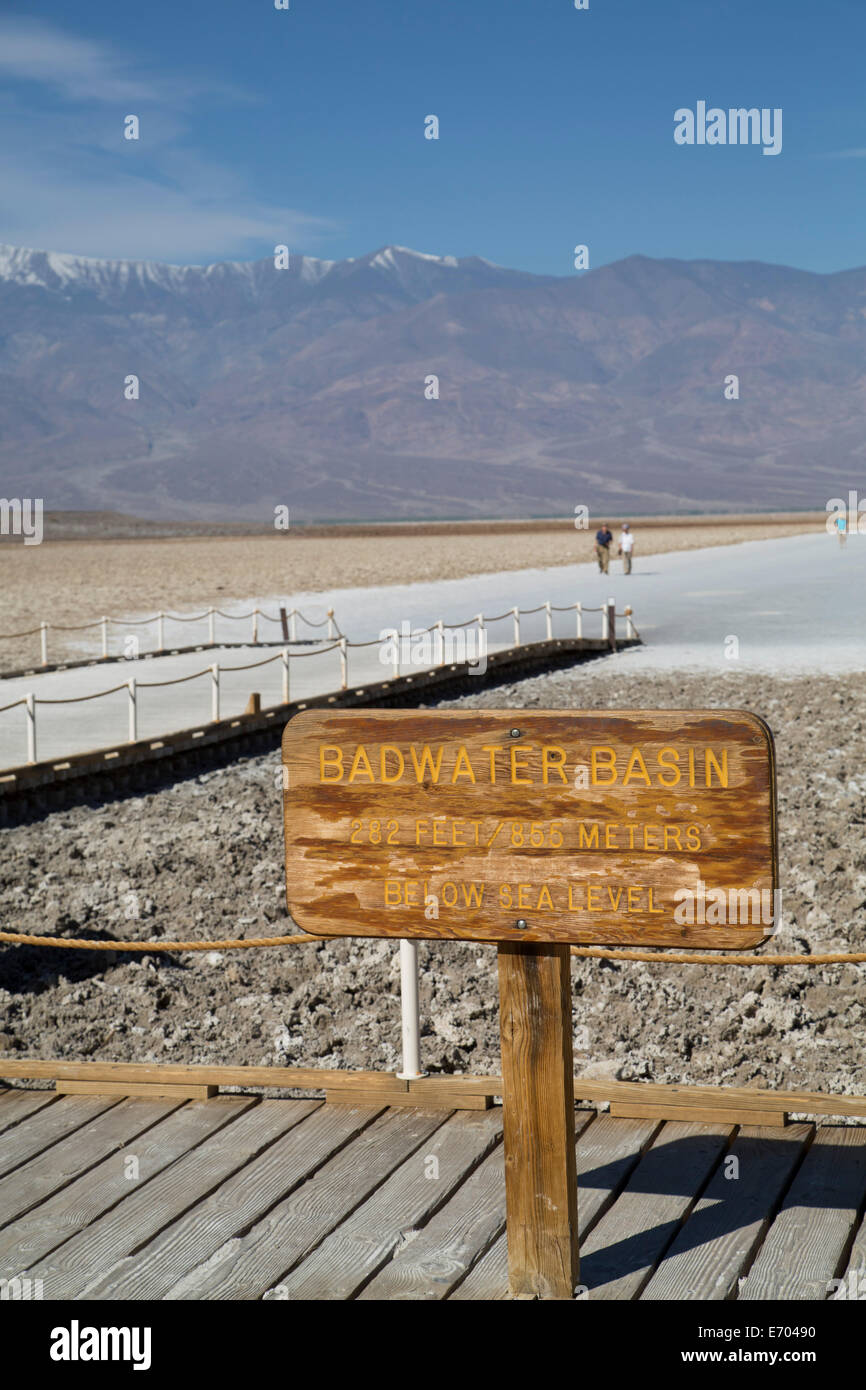 États-unis, Californie, Death Valley National Park, signe pour mauvaise qualité de l'eau, point le plus bas dans l'Amérique du Nord, 282 pieds au-dessous du niveau de la mer Banque D'Images