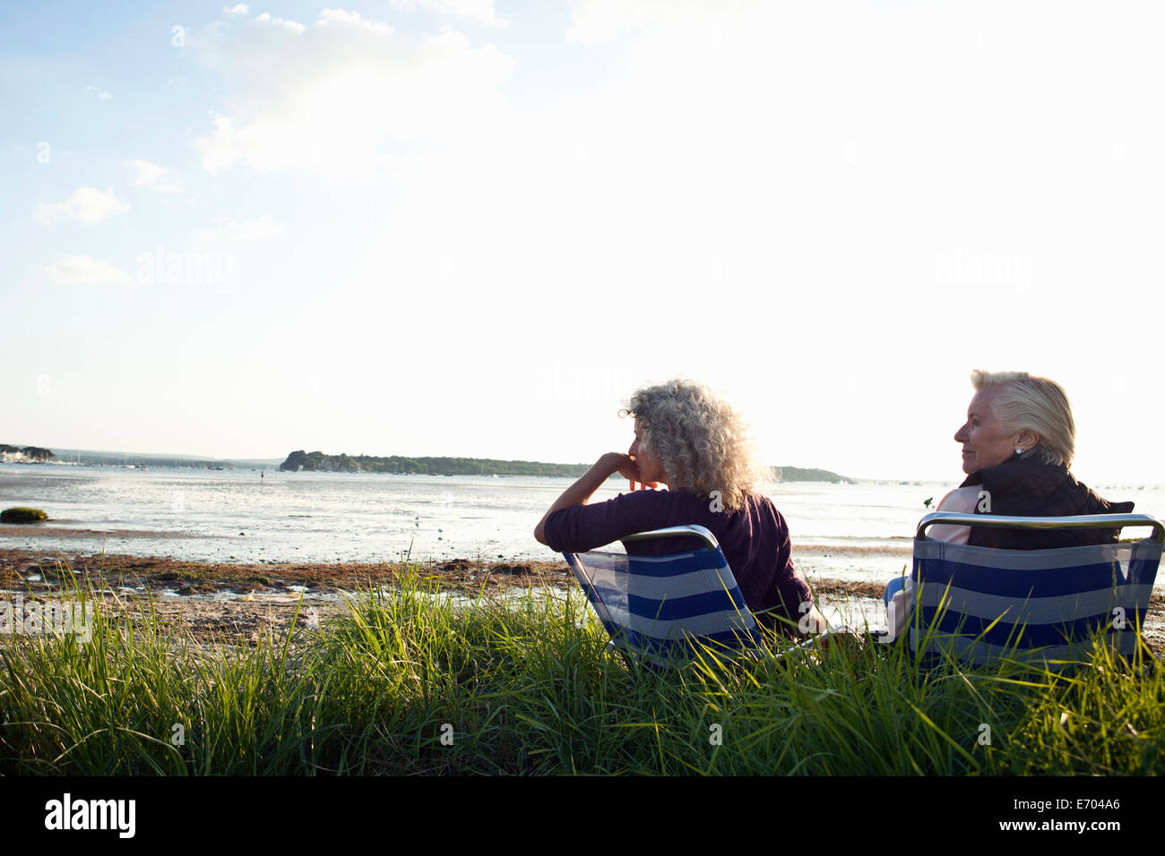 Mère et fille enjoying view on beach Banque D'Images