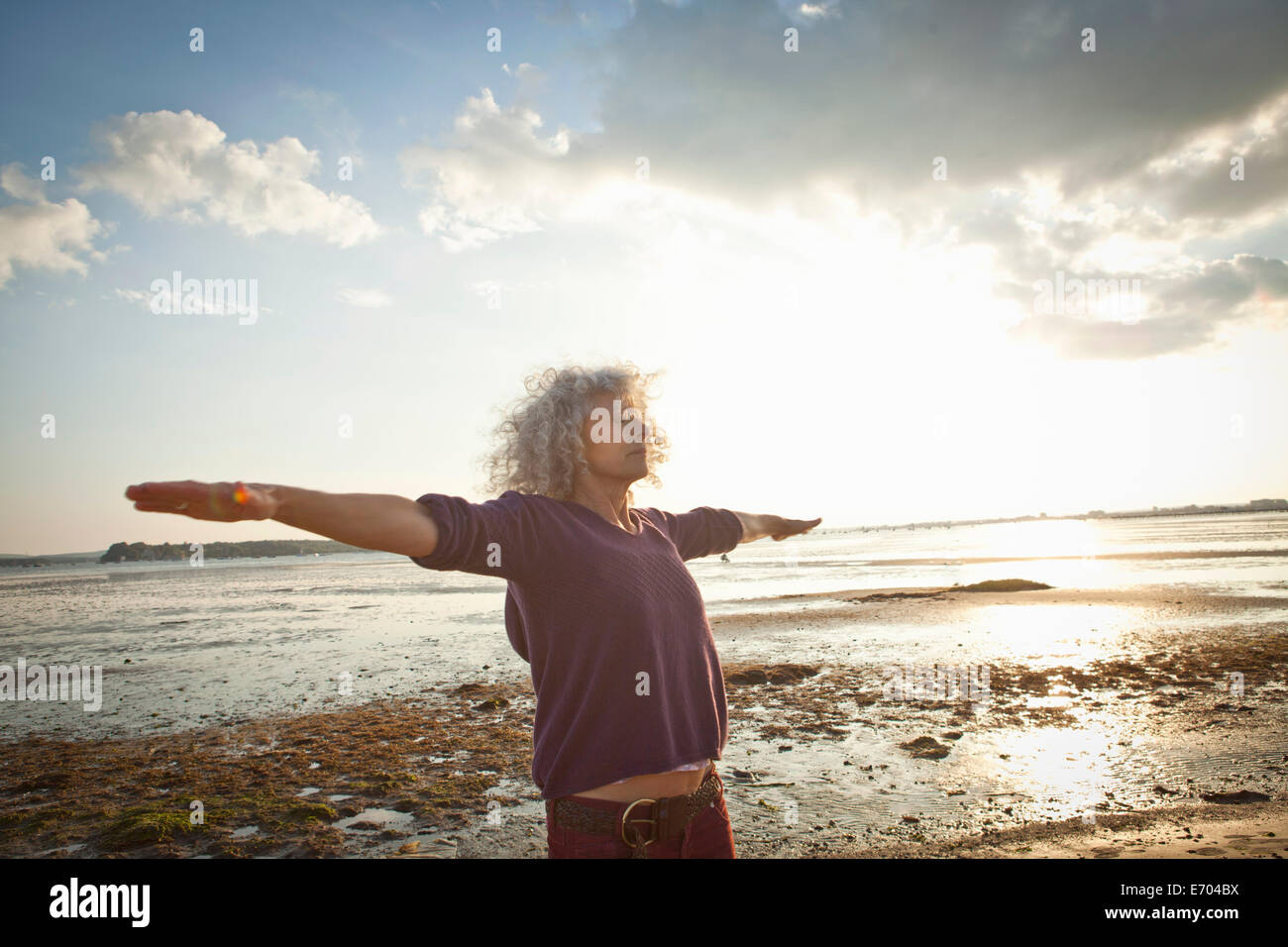Young woman exercising on beach Banque D'Images