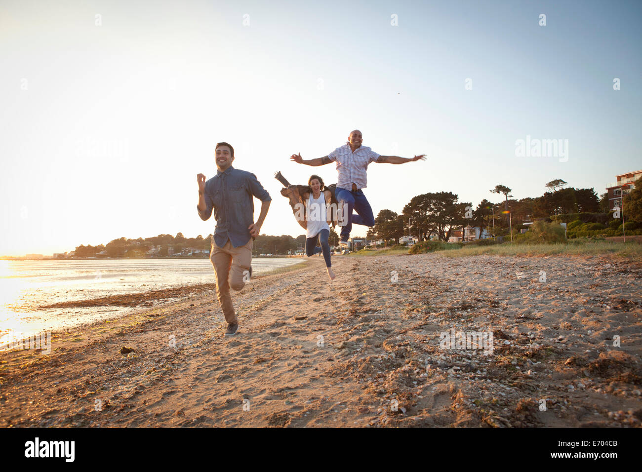 Groupe d'amis s'amusant sur la plage Banque D'Images