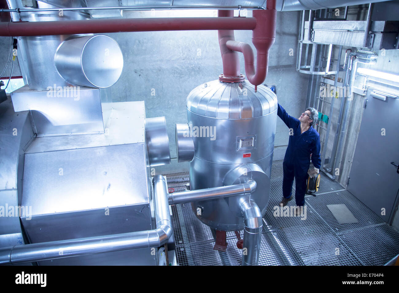Ingénieur de l'inspection des machines dans power station Banque D'Images