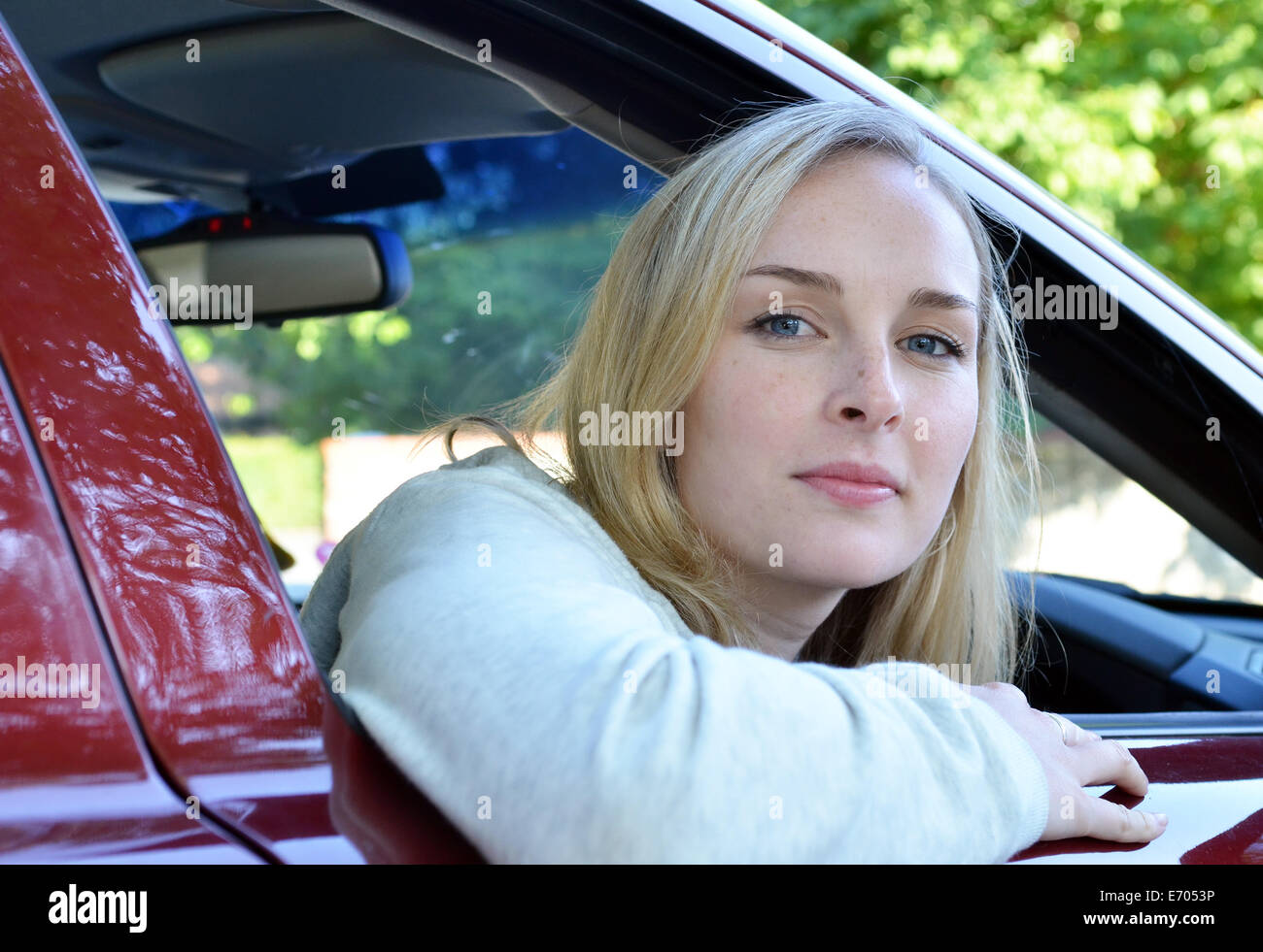 Portrait de jeune femme à la fenêtre de la voiture intermédiaire Banque D'Images Portrait de jeune femme à la fenêtre de la voiture intermédiaire Banque D'Images
