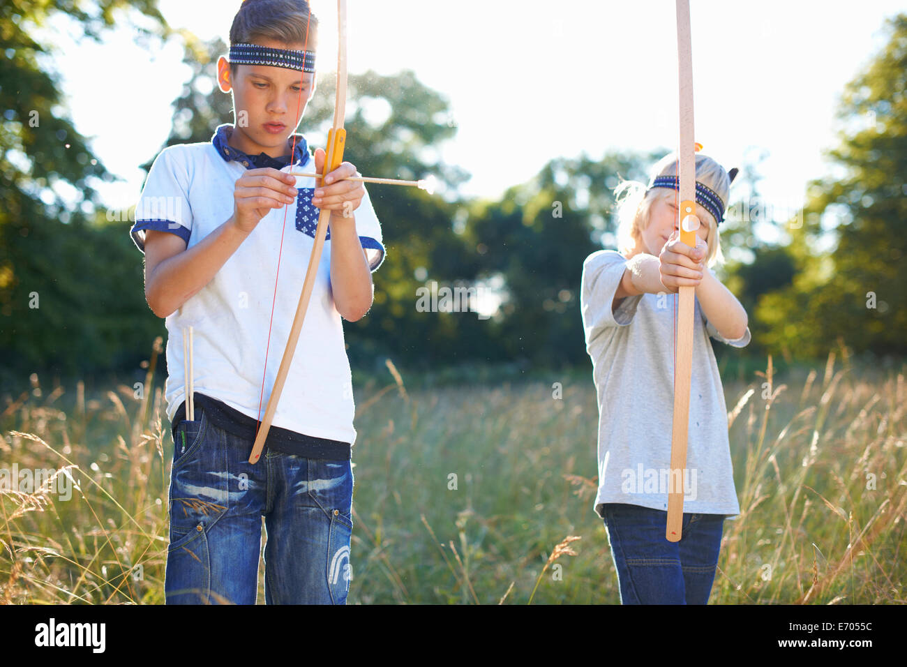 Deux jeunes garçons tenant arc et flèche Banque D'Images