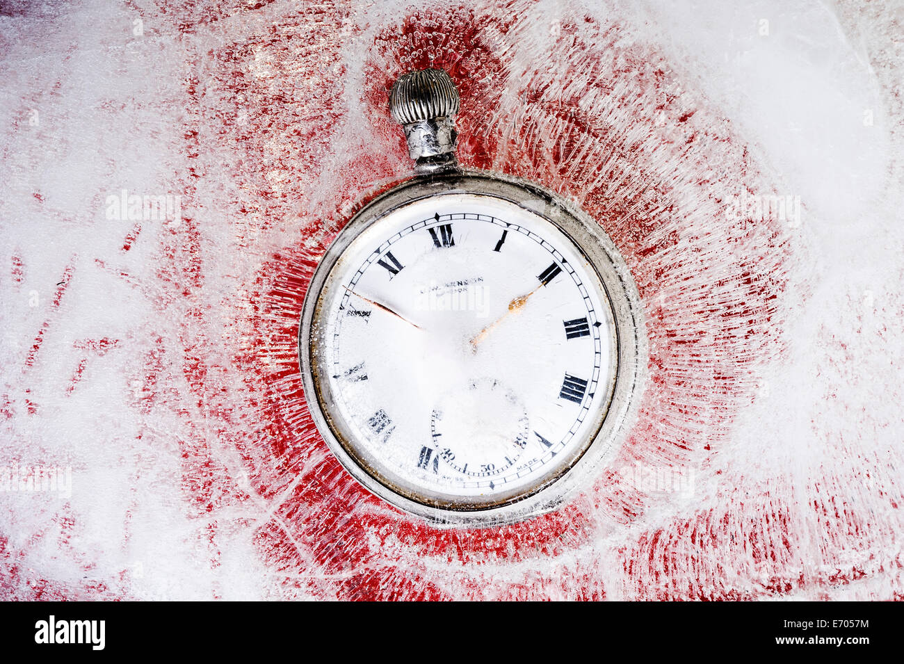 Montre de poche pris dans la glace, figé dans le temps. Banque D'Images