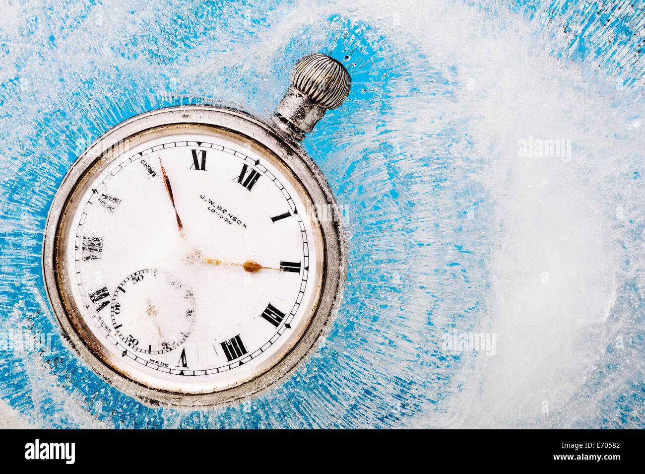 Montre de poche pris dans la glace, figé dans le temps. Banque D'Images