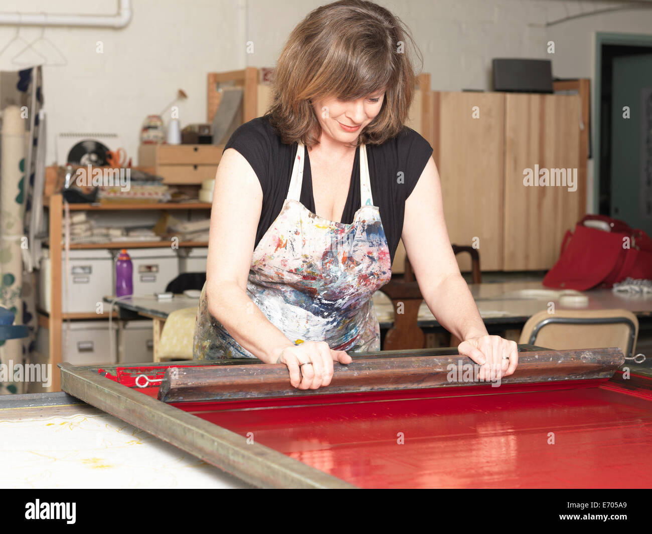 La femme-impression textile en atelier Banque D'Images