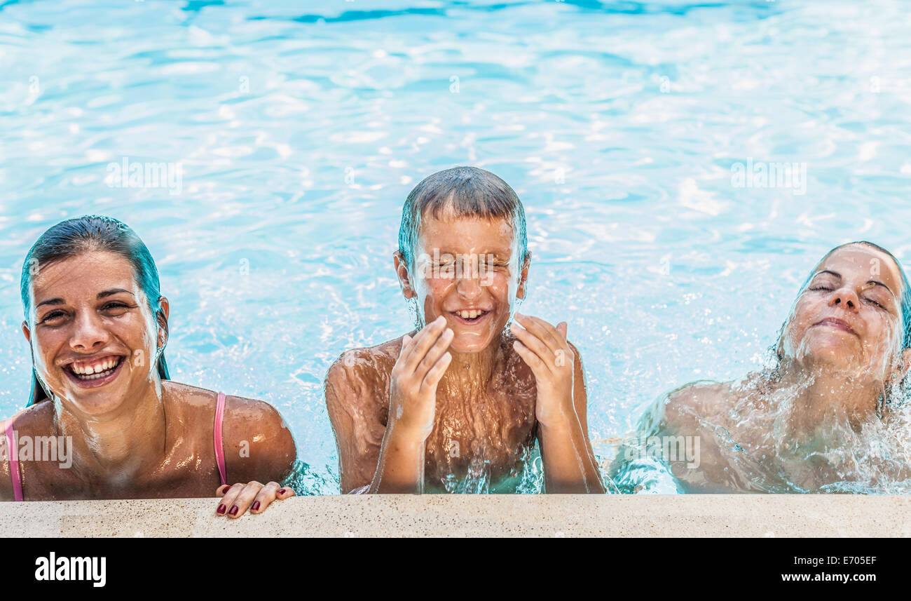 Portrait de garçon et deux soeurs en piscine Banque D'Images