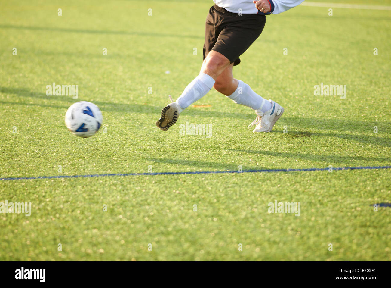 Football player kicking ball Banque D'Images