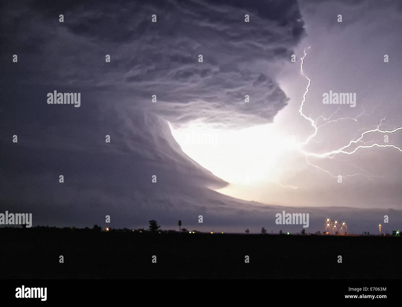 Un explosif de nuage à nuage tire de ce boulon supercell tornadiques avec rotation très structurés, Pampa, Texas, USA Banque D'Images