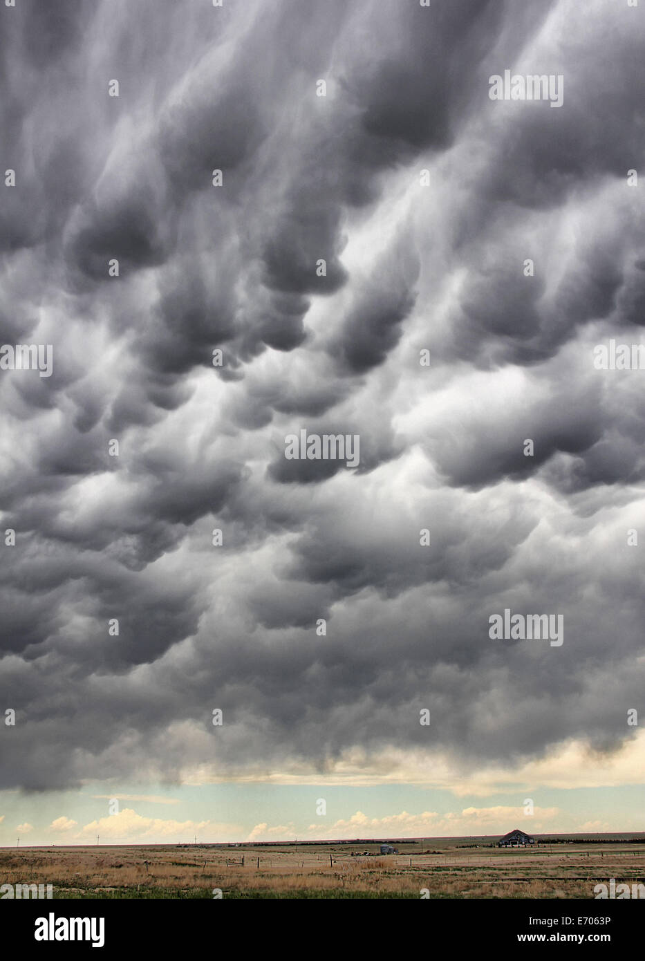 Les nuages Mammatus accrocher dans le ciel au-dessus de ferme rurale, Cheyenne Wells, Colorado, USA Banque D'Images