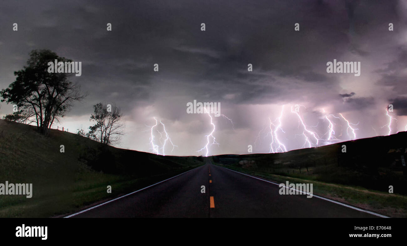 Une image composite à partir de 5 images d'éclairs nuage-sol vis eclaircissant à la fin d'un chemin rural, Lexington, Kentucky, USA Banque D'Images